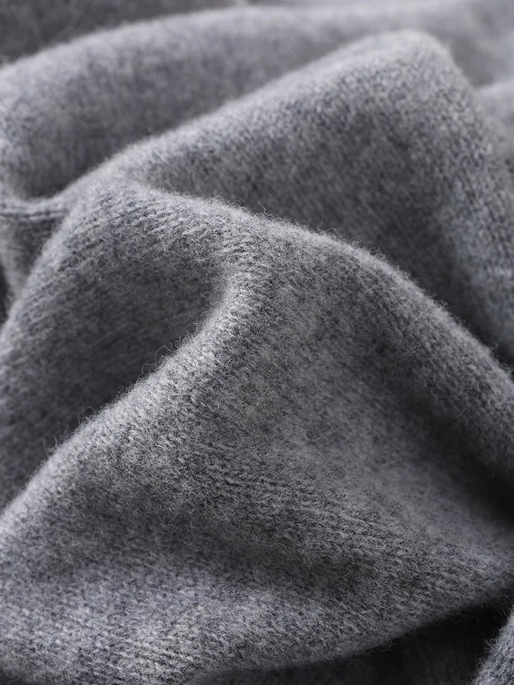 Elegant 100% wool triangular scarf - Warm and stylish for autumn and winter