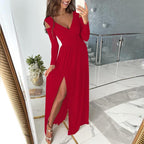 Femme en robe rouge élégante avec fente, posant devant un miroir. Mode soirée, style glamour, robe longue chic, intérieur moderne.