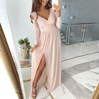 Robe longue rose pâle élégante avec fente, portée par une femme prenant un selfie. Mode féminine chic, tenue de soirée glamour.