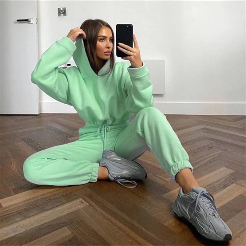 Solid-colored tracksuit with pants and hooded sweatshirt