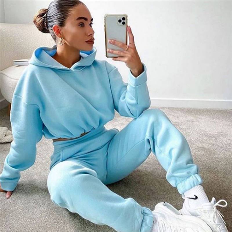 Solid-colored tracksuit with pants and hooded sweatshirt