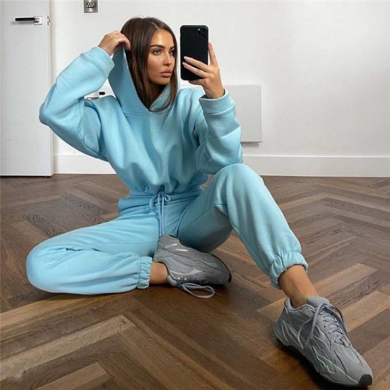Solid-colored tracksuit with pants and hooded sweatshirt