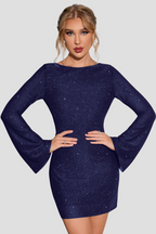 Robe bleu marine pailletée à manches longues évasées, portée par une femme blonde. Mode élégante, tenue de soirée chic, style glamour.
