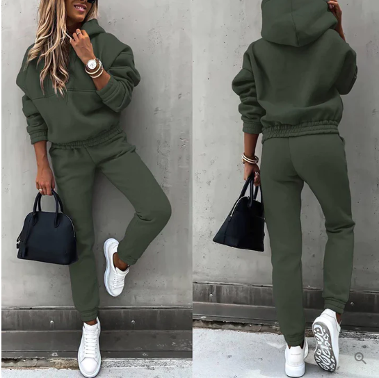 Femme en survêtement vert kaki, baskets blanches, portant un sac noir. Mode décontractée, tendance automne, style urbain chic.