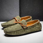 Mocassins en daim vert olive pour homme avec lacets en cuir marron, semelle noire antidérapante. Chaussures élégantes et confortables.