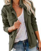 Femme portant une veste militaire kaki, t-shirt blanc et jeans décontracté. Mode féminine, style décontracté, tendance automne.