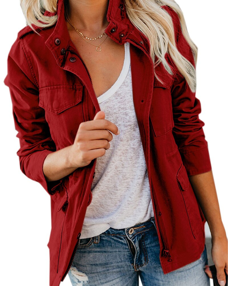 Femme portant une veste rouge élégante, t-shirt blanc et jeans décontracté. Mode automne, style décontracté, tendance vestimentaire féminine.