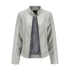 Veste en cuir synthétique gris clair pour femme, style motard, avec fermeture éclair dorée et détails matelassés sur les épaules.