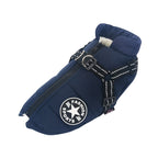 Veste pour chien bleu marine avec fermeture éclair, harnais intégré et logo "Fashion Sports". Accessoire mode pour animaux, protection hiver.