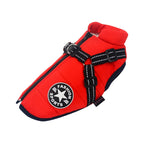 Veste pour chien rouge avec harnais intégré, logo "Fashion Sports", fermeture éclair, idéale pour l'hiver. Accessoire mode pour animaux.