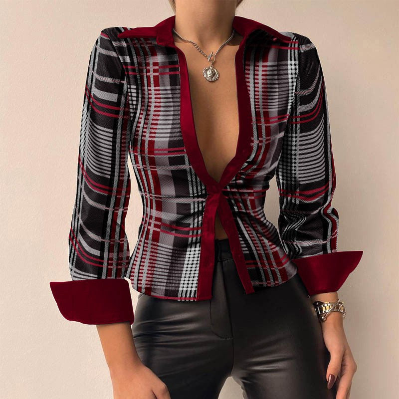 Femme portant une chemise à carreaux rouge et noir avec col ouvert, manches trois-quarts, associée à un pantalon en cuir noir. Mode élégante et tendance.