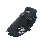 Veste pour chien noire avec fermeture éclair, logo "Fashion Sports", et harnais intégré. Idéale pour l'hiver, chaude et stylée.
