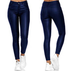 Jean skinny bleu foncé pour femme, taille haute, avec poches arrière, porté avec des baskets blanches. Mode féminine, pantalon tendance.