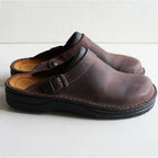 Sabots en cuir marron foncé avec bride réglable, semelle noire antidérapante, design confortable et élégant, parfaits pour un usage quotidien.