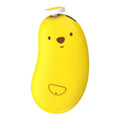 Jouet musical jaune en forme de haricot avec visage d'ours, bouton blanc sur le dessus. Design ludique pour enfants. Accessoire éducatif interactif.