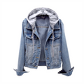 Veste en jean bleu avec capuche grise, style décontracté, manches longues, boutons métalliques, mode tendance, idéale pour toutes saisons.