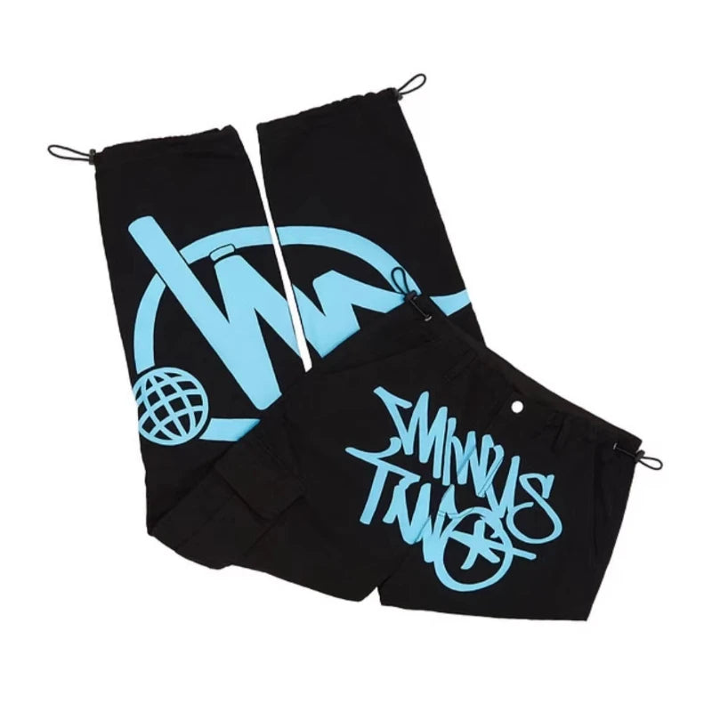 Pantalon noir avec motifs graphiques bleus, style streetwear, cordons de serrage, design moderne, idéal pour mode urbaine et tendance.