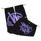 Pantalon noir avec motifs violets, style streetwear, logo graphique, cordons ajustables, mode urbaine tendance, vêtements décontractés.