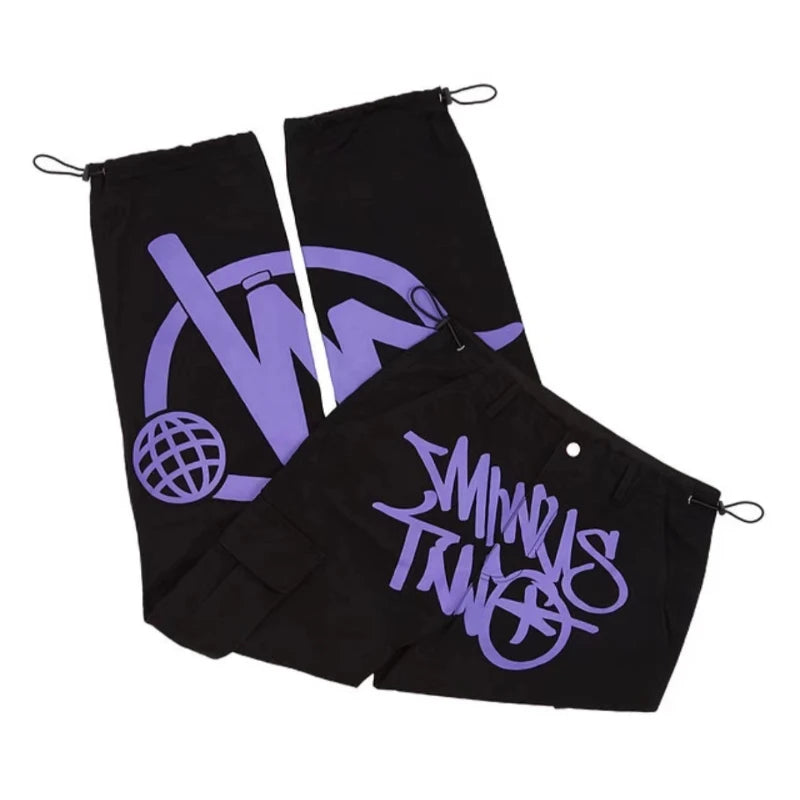 Pantalon noir avec motifs violets, style streetwear, logo graphique, cordons ajustables, mode urbaine tendance, vêtements décontractés.
