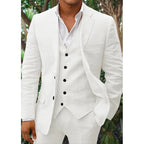 Costume blanc élégant pour homme avec gilet et chemise, idéal pour mariage ou événement formel. Style chic et moderne en extérieur verdoyant.