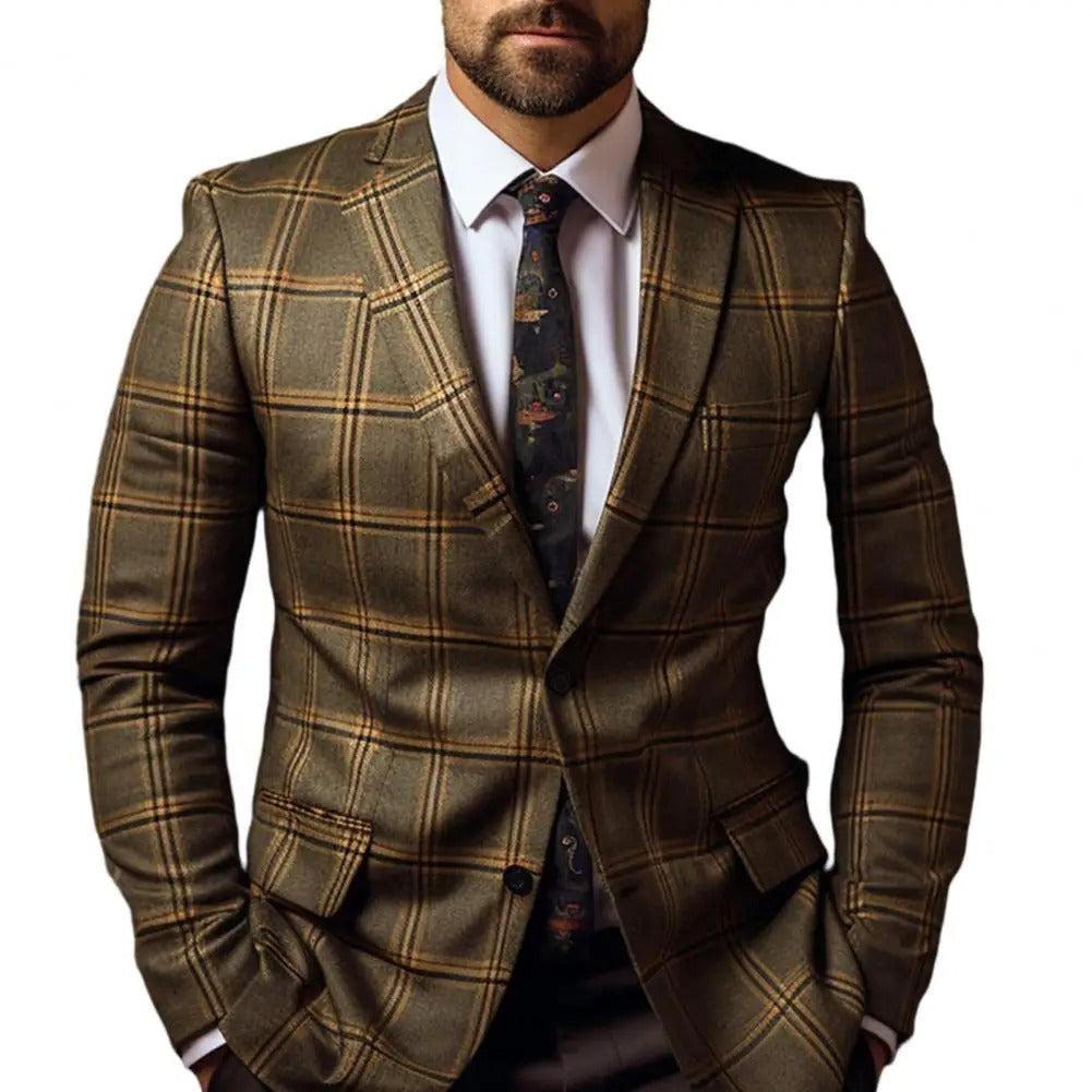 Homme en costume à carreaux marron, chemise blanche et cravate à motifs. Mode masculine élégante, tenue formelle, style classique.