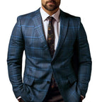 Homme en costume bleu à carreaux, cravate à motifs, chemise blanche. Mode masculine élégante, tenue professionnelle, style moderne.