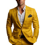 Homme en costume jaune à carreaux, chemise blanche, pochette noire. Mode masculine élégante, style moderne, tenue formelle tendance.