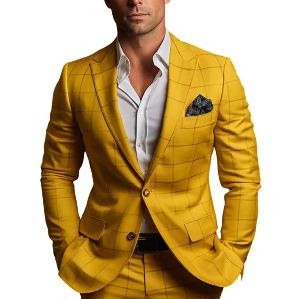 Homme en costume jaune à carreaux, chemise blanche, pochette noire. Mode masculine élégante, style moderne, tenue formelle tendance.