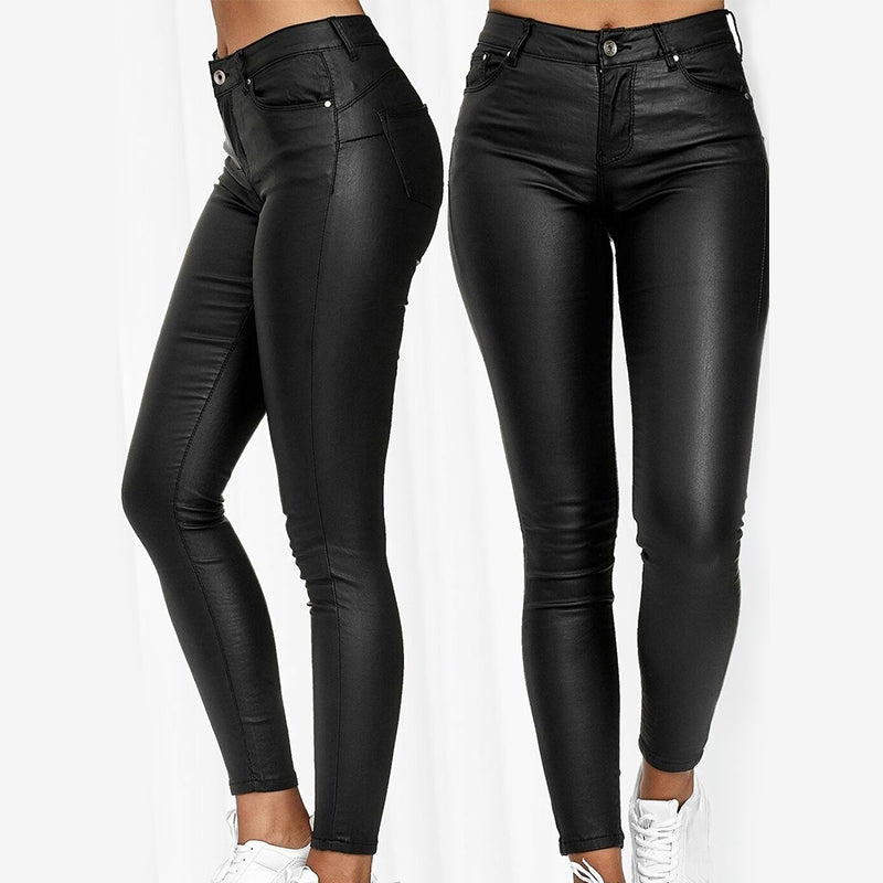 Deux femmes portant des leggings noirs en similicuir, taille haute, ajustés, avec poches, chaussures blanches. Mode tendance, style moderne.