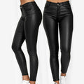 Deux femmes portant des leggings noirs en similicuir, taille haute, ajustés, avec poches, chaussures blanches. Mode tendance, style moderne.