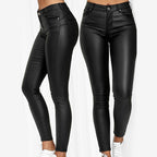 Deux femmes portant des leggings noirs en similicuir, taille haute, ajustés, avec poches, chaussures blanches. Mode tendance, style moderne.
