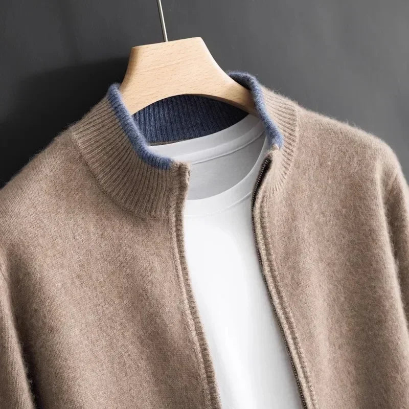 Gilet en laine beige sur cintre, col contrasté bleu, porté sur un t-shirt blanc. Mode automne-hiver, vêtements chauds, style décontracté.