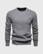 Pull gris en maille torsadée, col rond, manches longues, logo brodé. Mode homme élégante, vêtement hiver, style classique et intemporel.