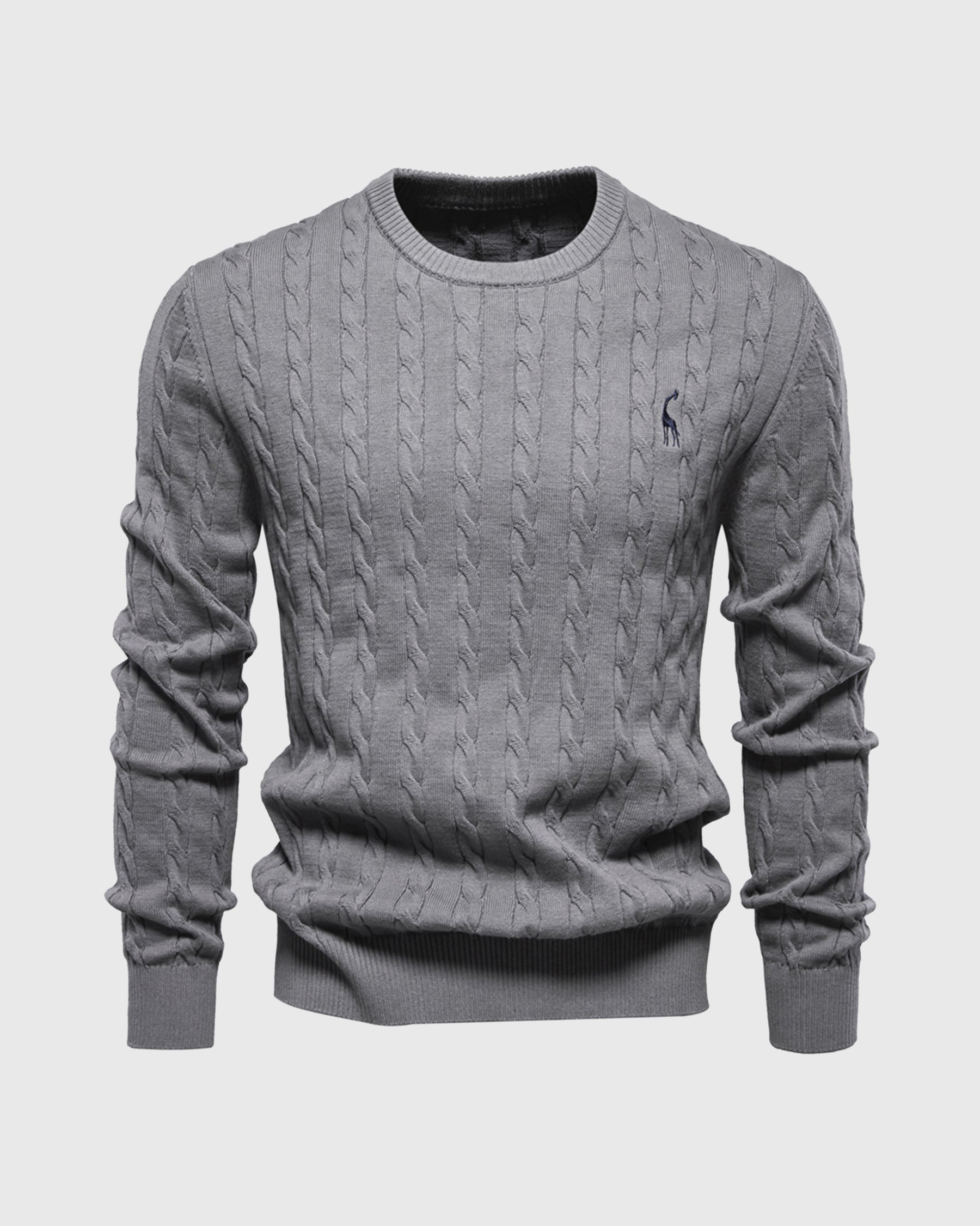 Pull gris en maille torsadée, col rond, manches longues, logo brodé. Mode homme élégante, vêtement hiver, style classique et intemporel.