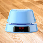 Balance électronique bleue sur sol en bois, affichage numérique rouge, design moderne. Accessoire de cuisine précis pour peser les ingrédients.
