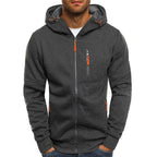 Homme portant un sweat à capuche gris foncé avec fermeture éclair et poches zippées orange, mode décontractée, vêtement automne-hiver.