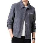 Veste homme en velours côtelé gris, manches longues, col classique, poche zippée, boutons-pression, tenue décontractée élégante.