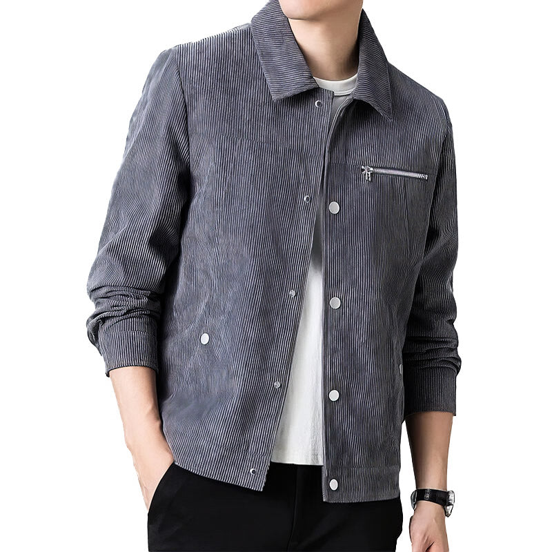 Veste homme en velours côtelé gris, manches longues, col classique, poche zippée, boutons-pression, tenue décontractée élégante.