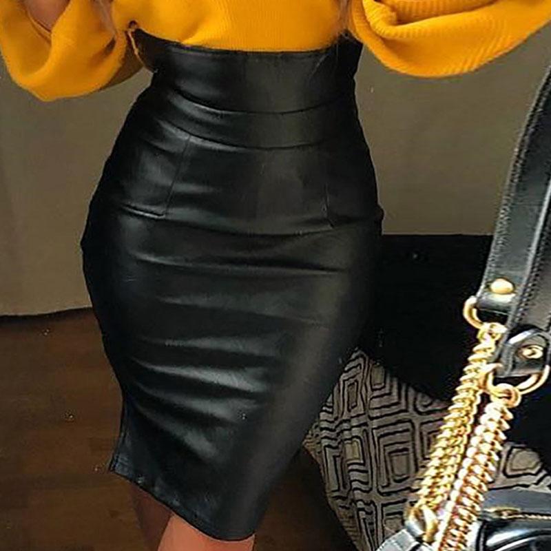 Jupe courte moulante simili cuir à fente latérale taille haute