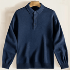 Pull-over bleu marine en laine avec col polo et trois boutons, suspendu sur un cintre en bois. Mode homme, vêtement élégant et confortable.