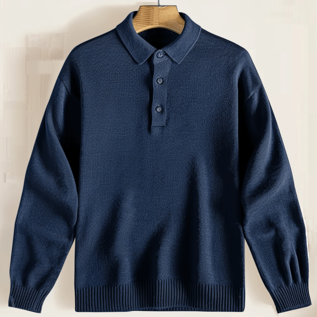 Pull-over bleu marine en laine avec col polo et trois boutons, suspendu sur un cintre en bois. Mode homme, vêtement élégant et confortable.