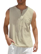 Homme portant un débardeur beige à lacets, poche poitrine, style décontracté estival. Mode masculine, tenue légère, tendance été.