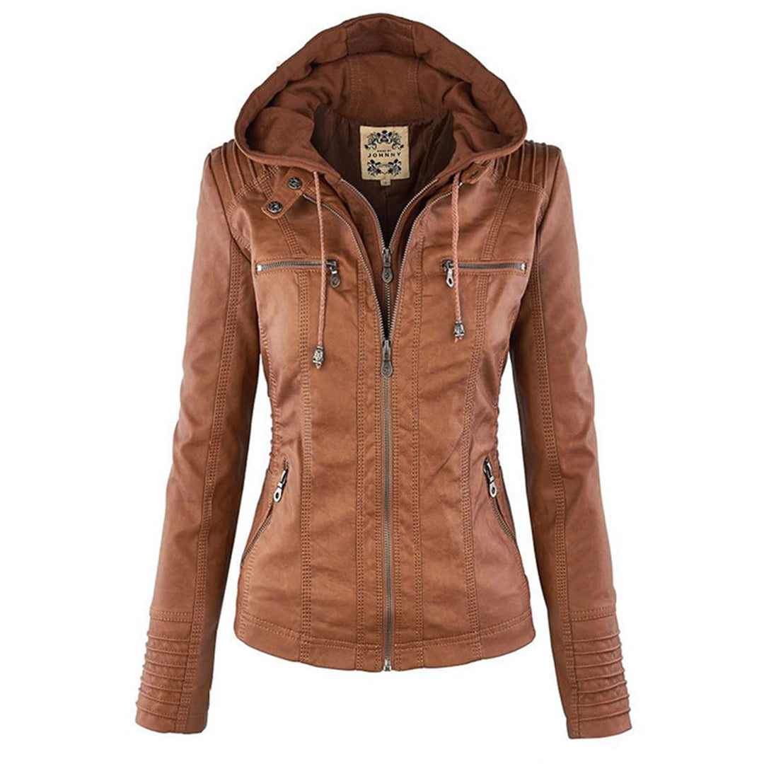 Veste en cuir marron pour femme avec capuche, fermeture éclair, poches zippées, style moderne et élégant. Mode automne-hiver tendance.