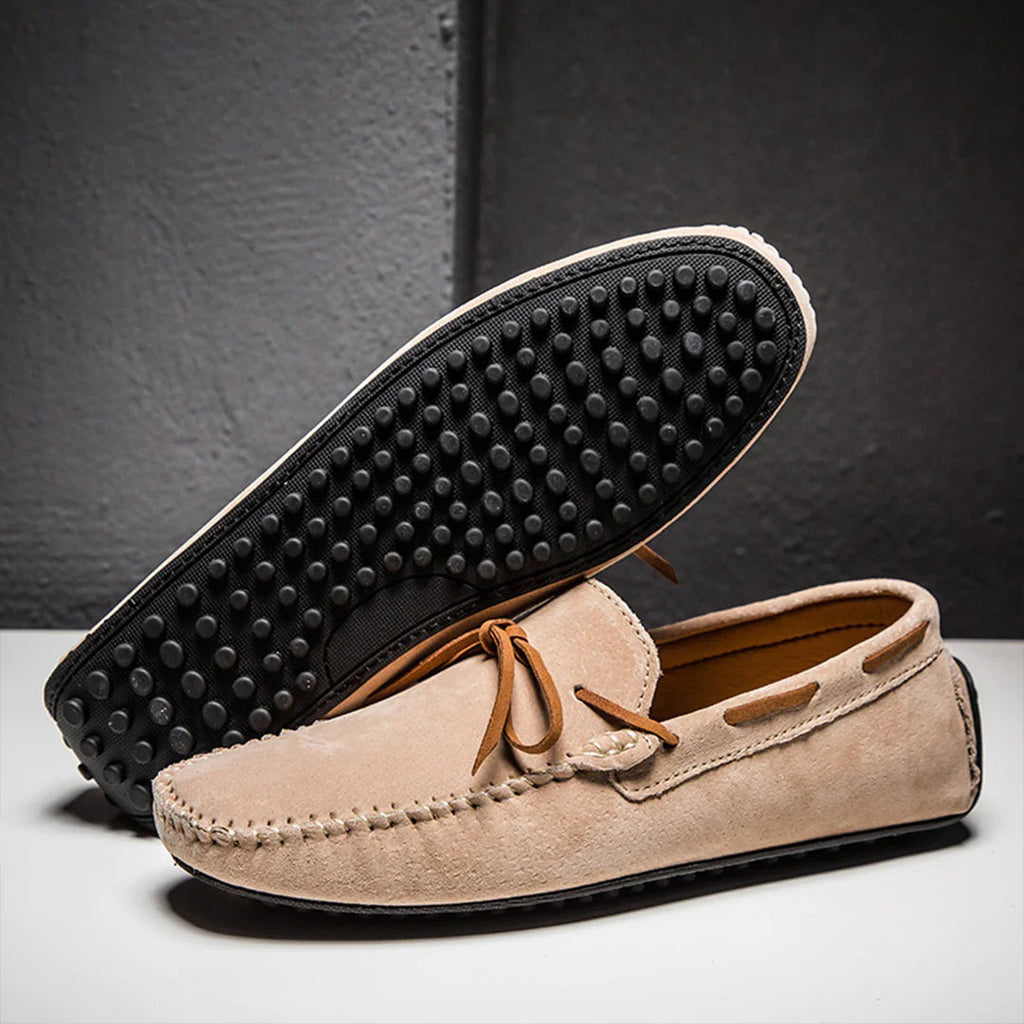 Mocassins en daim beige pour homme avec semelle à picots noirs, style décontracté et élégant, parfaits pour la mode masculine et le confort quotidien.