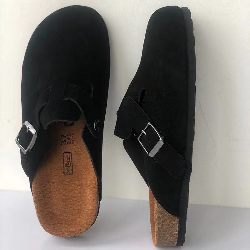 Sabots noirs en daim avec semelle en liège, boucle métallique argentée, design ergonomique, confort et style, chaussures tendance pour hommes et femmes.