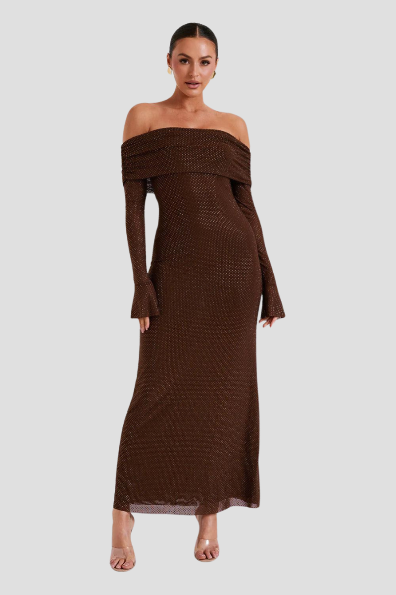 Robe longue marron à épaules dénudées, manches longues évasées, portée par une femme. Mode élégante, tenue de soirée chic.