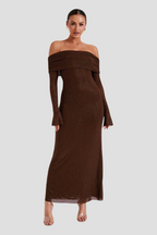 Robe longue marron à épaules dénudées, manches longues évasées, portée par une femme. Mode élégante, tenue de soirée chic.