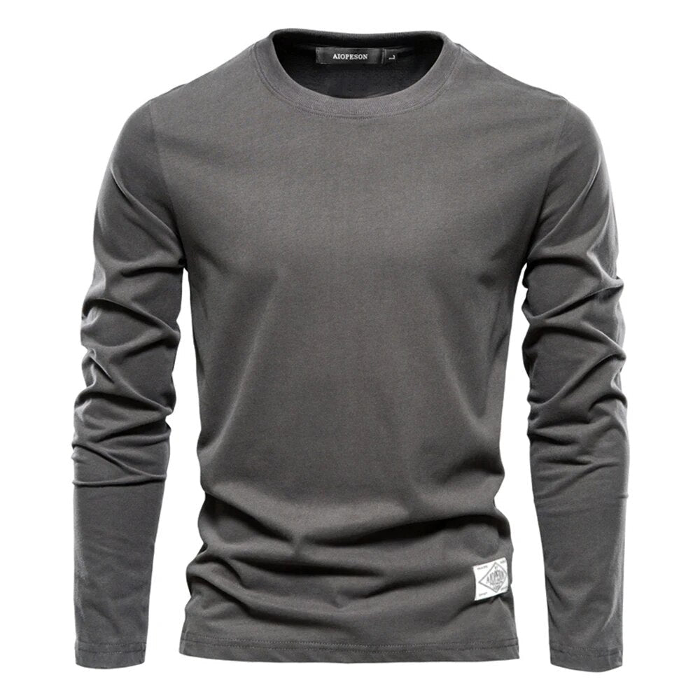 T-shirt gris à manches longues pour homme, coupe ajustée, col rond, style décontracté, idéal pour mode automne-hiver, tissu confortable.