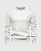 Pull en laine torsadée blanc avec logo brodé, manches longues, col rond. Style élégant et intemporel pour homme. Mode automne-hiver.