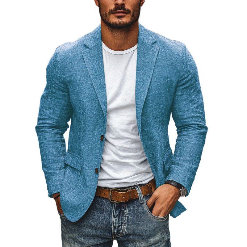 Homme portant une veste bleue en lin, t-shirt blanc et jean décontracté. Mode masculine élégante, tenue décontractée chic, style moderne.
